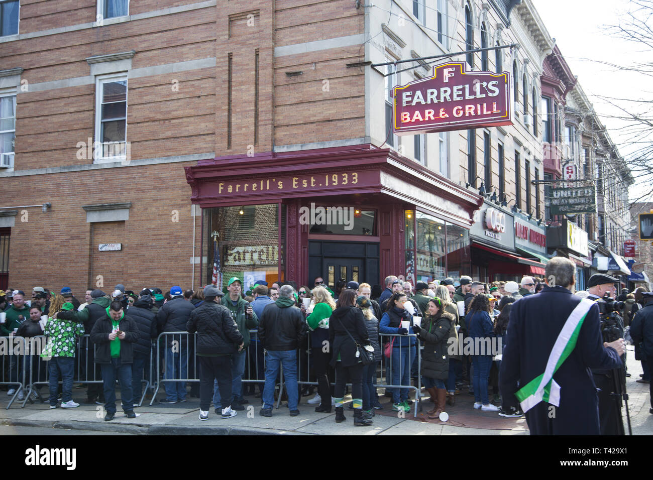 Locali di San Patrizio Parade è un evento annuale in Park Slope Windsor Terrace quartiere di Brooklyn, New York. Dopo la sfilata la gente si riuniranno presso il noto localmente Farrell's Bar & Grill al paranco un brindisi a san Patrizio e tutto irlandese. Foto Stock