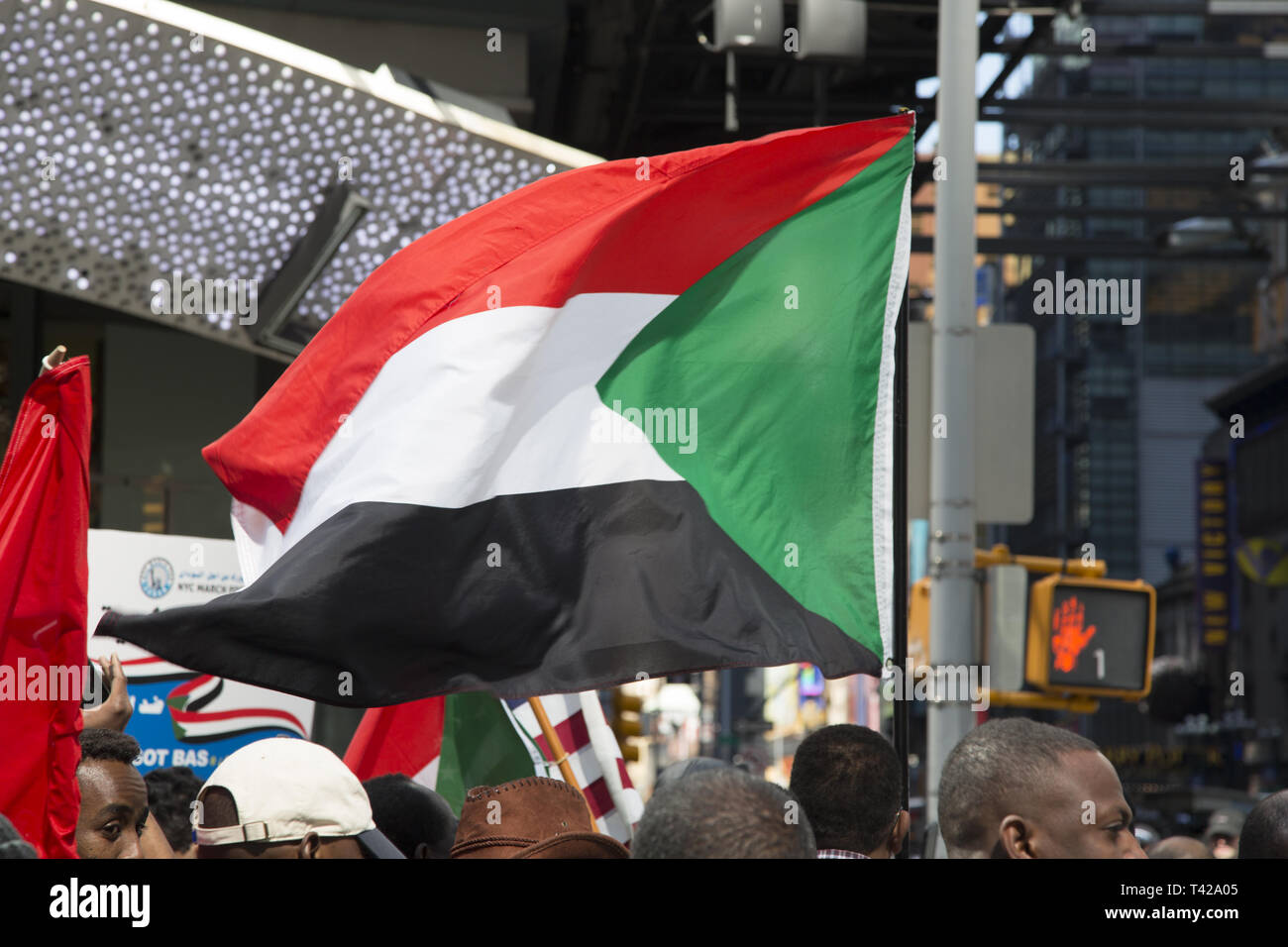 4/6/19: Giorni prima il Sudan dittatoriale presidente Omar al-Bashir è stato costretto da ufficio da un colpo di stato militare, Sudanese americani e immigrati dimostrare e marzo alle Nazioni Unite a New York City per avere Bashir immediatamente le dimissioni dalla carica e avere il ripristino della democrazia i9n Sudan. Foto Stock