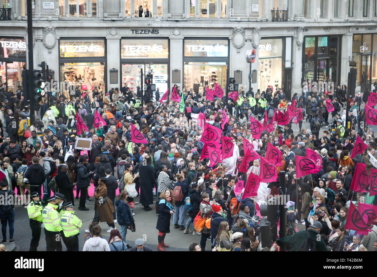 Oxford Circus, Londra. Il 12 aprile, 2019. Campagna ambientale gruppo ribellione di estinzione tenere una sfilata di moda sulla giunzione di infamous per evidenziare i problemi delle nazioni unite-sostenibilità nel mondo della moda e come le sue pratiche impatto sull'ambiente. Credito: Penelope Barritt/Alamy Live News Foto Stock