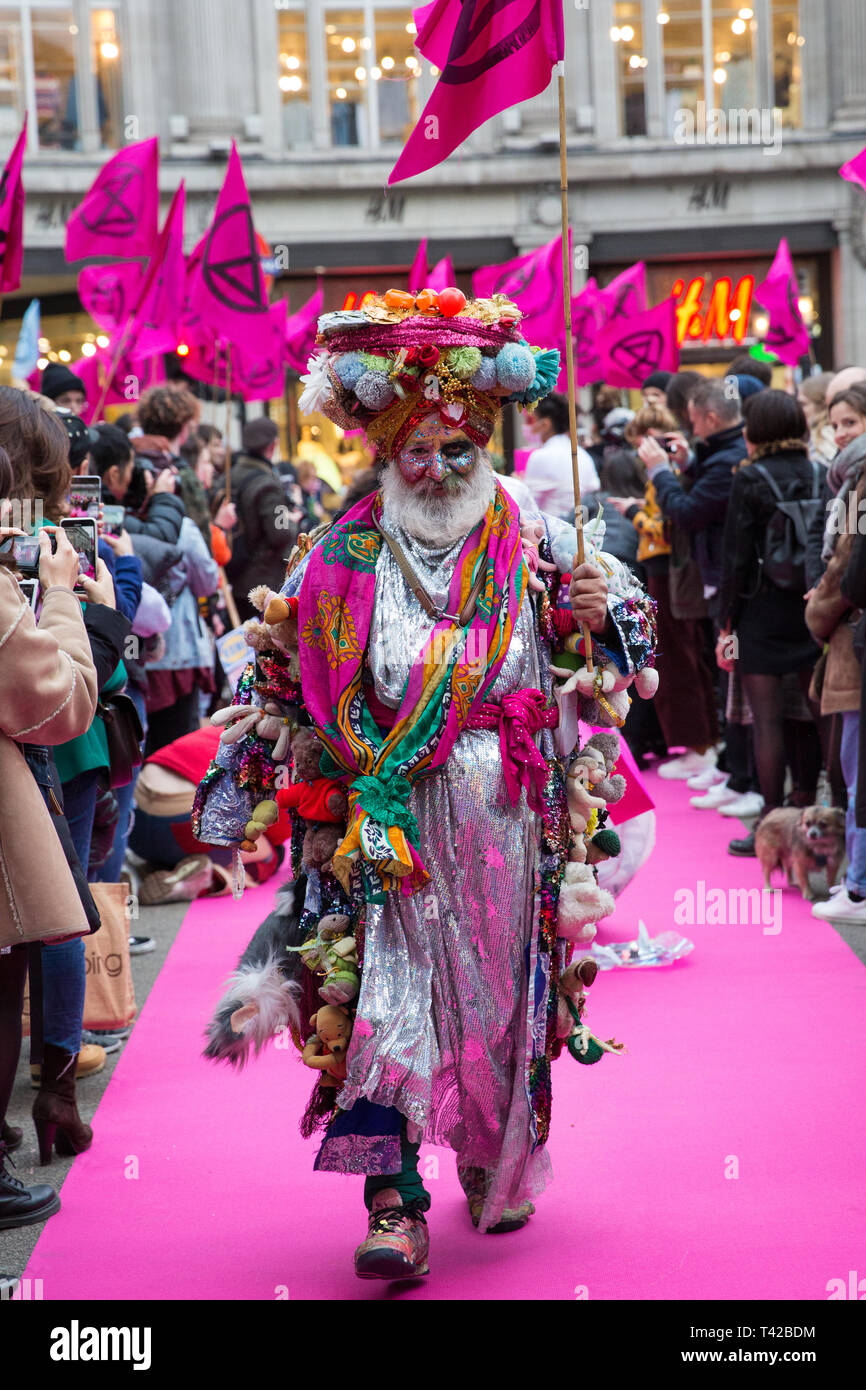 Londra, Regno Unito. Il 12 aprile 2019. I sostenitori del clima dalla ribellione di estinzione prendere su Oxford Circus, nel cuore di Londra per lo shopping, per ospitare una passerella da sostenibile marchi di moda e arte e moda gli studenti a richiamare l'attenzione l'impatto di moda insostenibile e come parte di una protesta per chiedere al governo di intervenire con urgenza per affrontare il cambiamento climatico. Credito: Mark Kerrison/Alamy Live News Credito: Mark Kerrison/Alamy Live News Foto Stock