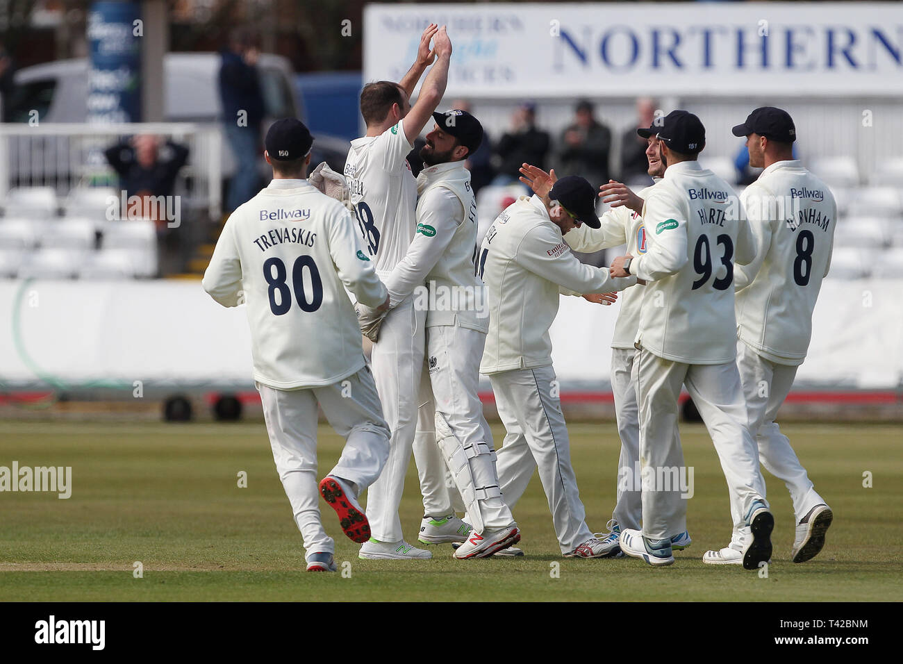 Chester Le Street, Regno Unito. 12 apr 2019. James Weighell e Ned Eckersley di Durham celebrare sostenendo il paletto del Sussex's Stiaan van Zyl con i loro compagni di squadra durante la seconda giornata della contea di Specsavers gara di campionato tra Durham County Cricket Club e Sussex County Cricket Club a Emirates Riverside, Chester le street (credito: Mark Fletcher | MI News) Credito: MI News & Sport /Alamy Live News Foto Stock