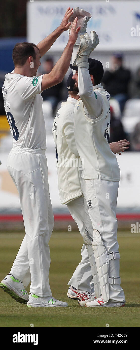 Chester Le Street, Regno Unito. 12 apr 2019. James Weighell e Ned Eckersley di Durham celebrare sostenendo il paletto del Sussex's Stiaan van Zyl durante la seconda dayetween Durham County Cricket Club e Sussex County Cricket Club a Emirates Riverside, Chester le street venerdì 12 aprile 2019. (Credit: Mark Fletcher | MI News) Credito: MI News & Sport /Alamy Live News Foto Stock