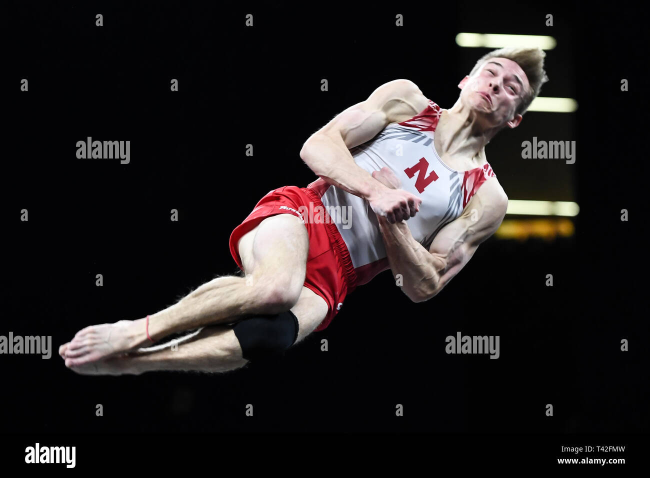 6 aprile 2019 - Iowa City, Iowa, USA - ANTON STEPHENSON dall'Università del Nebraska compete sul pavimento esercizio durante l'evento finale svoltasi a Carver-Hawkeye Arena a Iowa City, Iowa. (Credito Immagine: © Amy Sanderson/ZUMA filo) Foto Stock