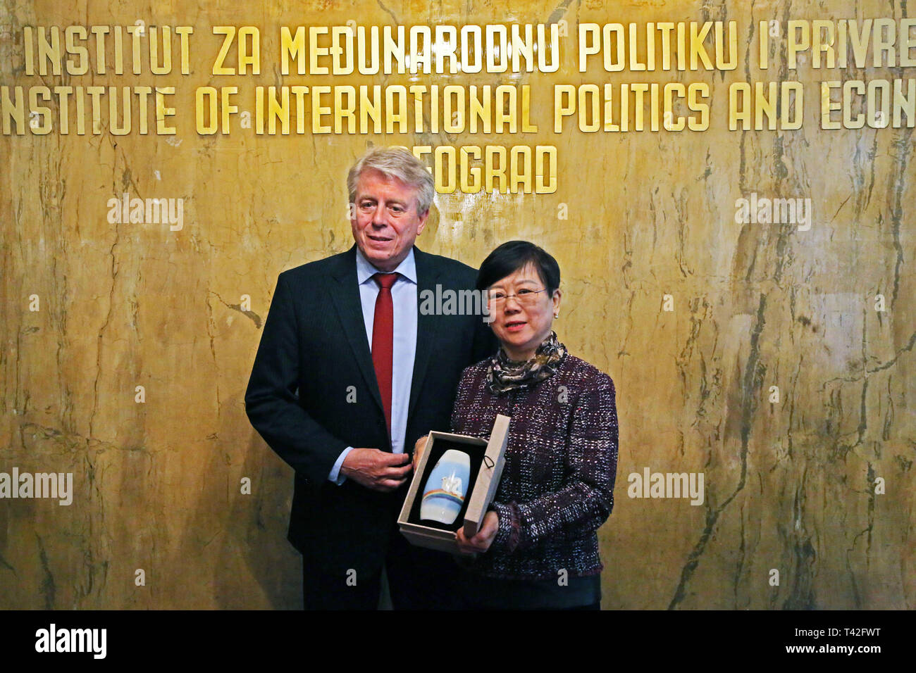 (190413) -- Belgrado, Aprile 13, 2019 (Xinhua) -- Li Xiaolin (R), presidente del popolo cinese dell Associazione per l'amicizia con i paesi stranieri, in posa per una foto con Branislav Djordjevic, direttore dell'Istituto per la politica internazionale ed economia di Belgrado, in Serbia il 12 aprile 2019. Li Xiaolin arrivati qui Venerdì insieme con una delegazione di 18 rappresentanti delle città cinesi e province. (Xinhua/Nemanja Cabric) Foto Stock