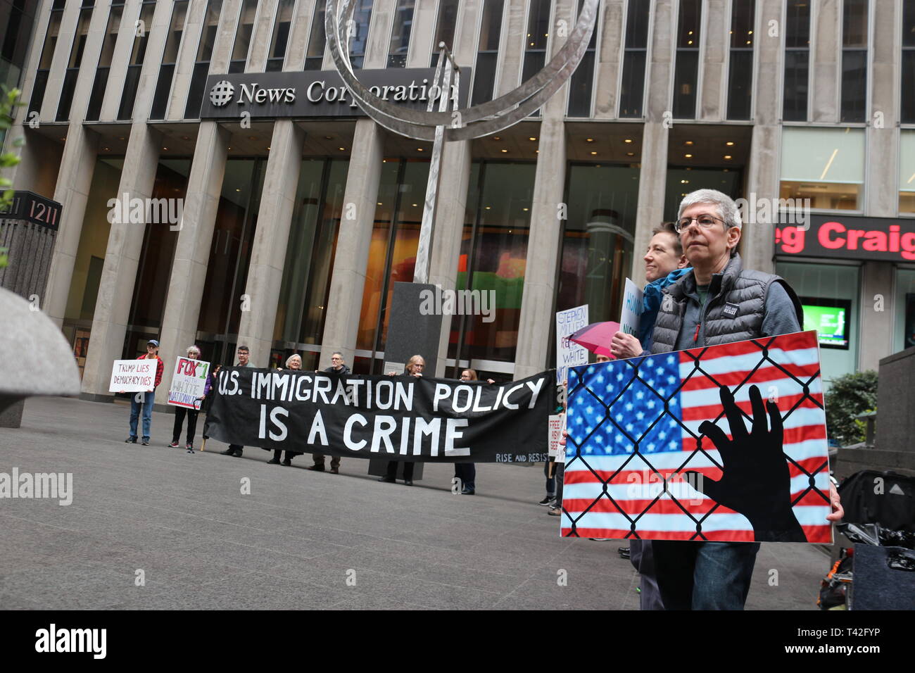 La gente si vede che detengono diversi segni Pro-Immigration durante una dimostrazione al di fuori di FOX News Ufficio sulla 6th Avenue a New York City per chiamare fuori FOX News anti-immigrazione news la copertura. Foto Stock