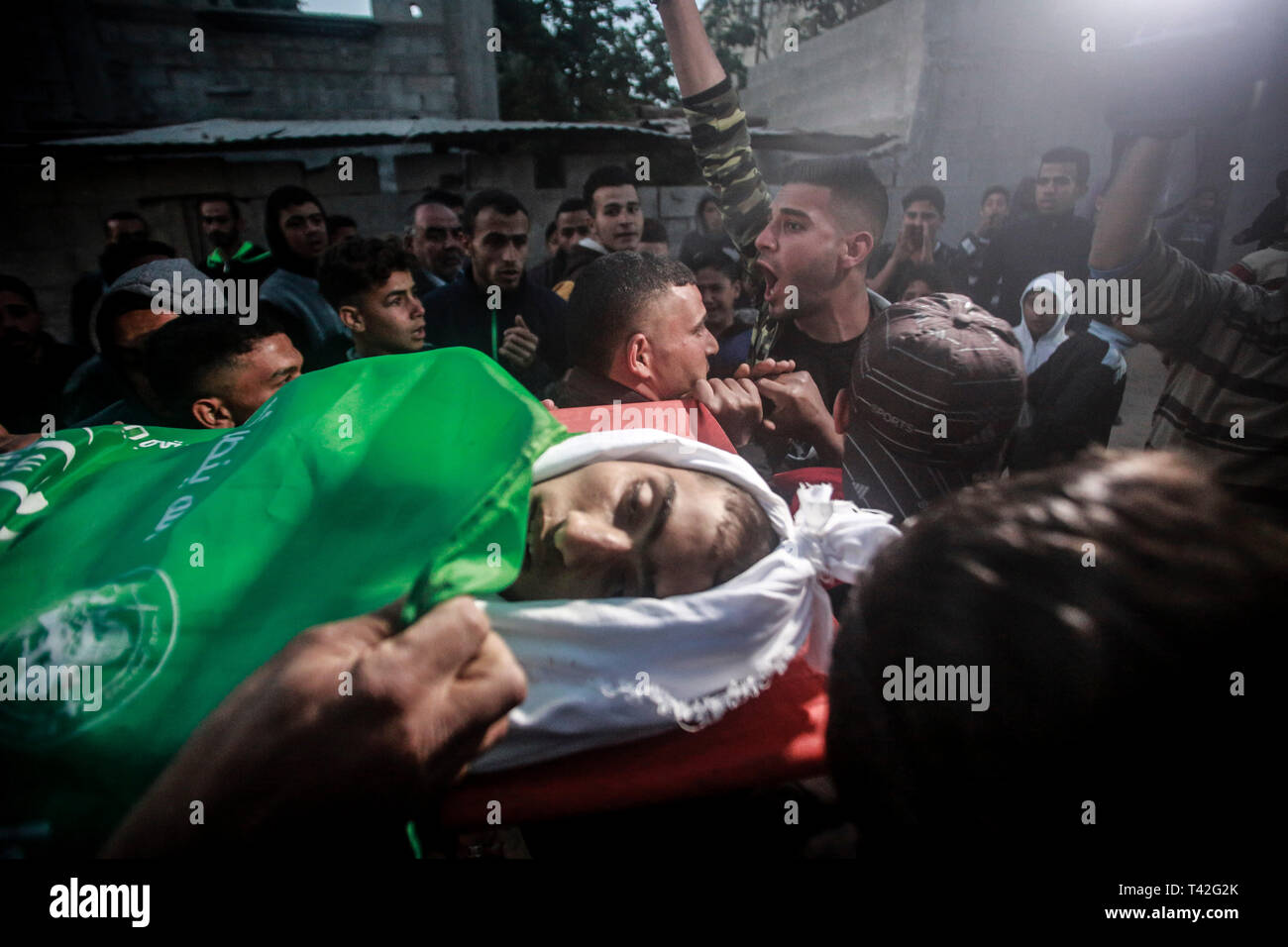 (Nota dell'EDITORE: immagine raffigura la morte) parenti e persone in lutto visto che porta il corpo del martire palestinese Abu Misra Shallouf durante il funerale. Maysara Abu Shallouf era stato ucciso sulla recinzione di confine tra Israele e la striscia di Gaza nel corso di una manifestazione di protesta , nel nord della Striscia di Gaza. Foto Stock