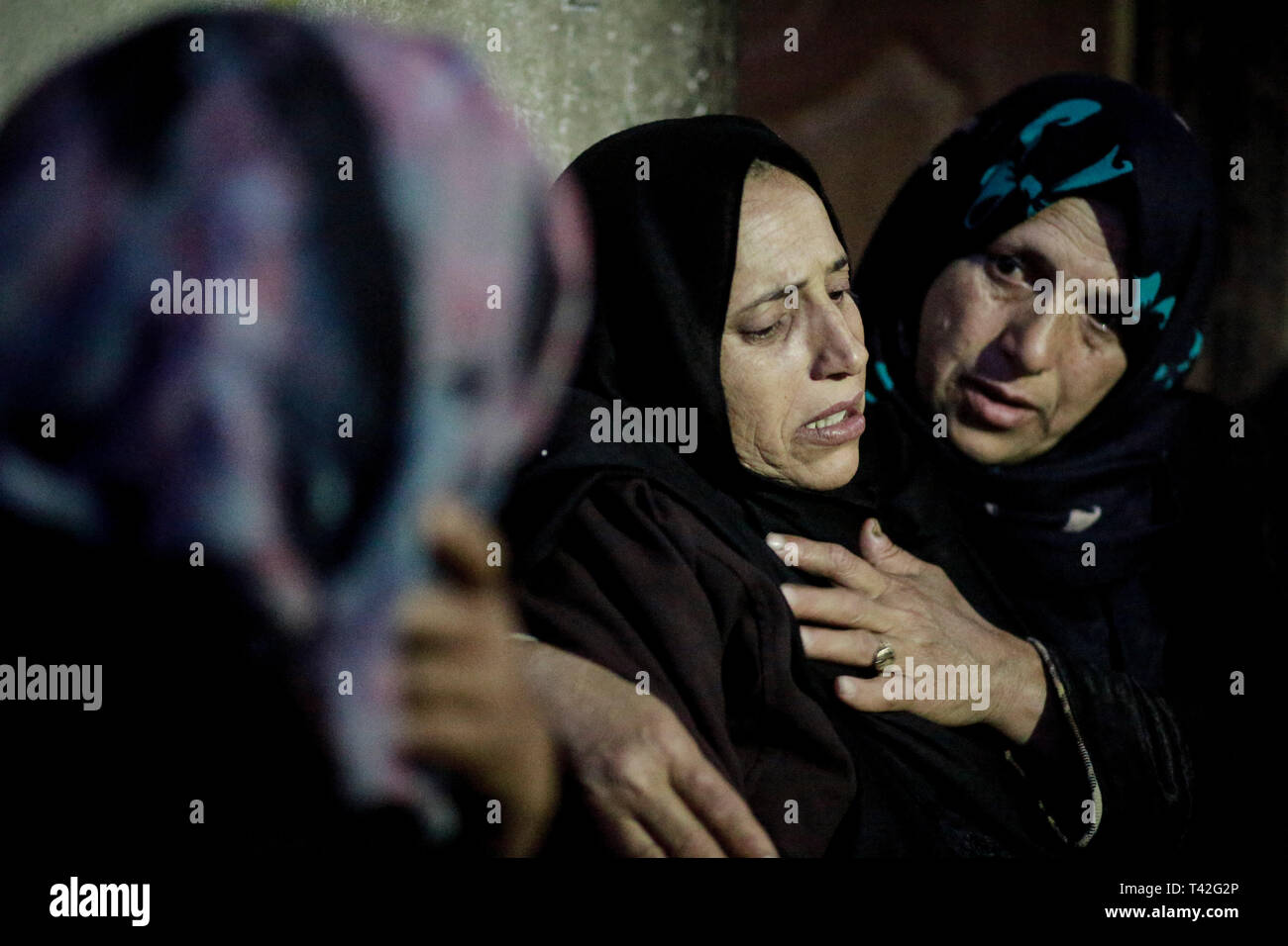 La madre del martire Maysara Abu Shallouf visto il lutto durante il funerale. Maysara Abu Shallouf era stato ucciso sulla recinzione di confine tra Israele e la striscia di Gaza nel corso di una manifestazione di protesta , nel nord della Striscia di Gaza. Foto Stock