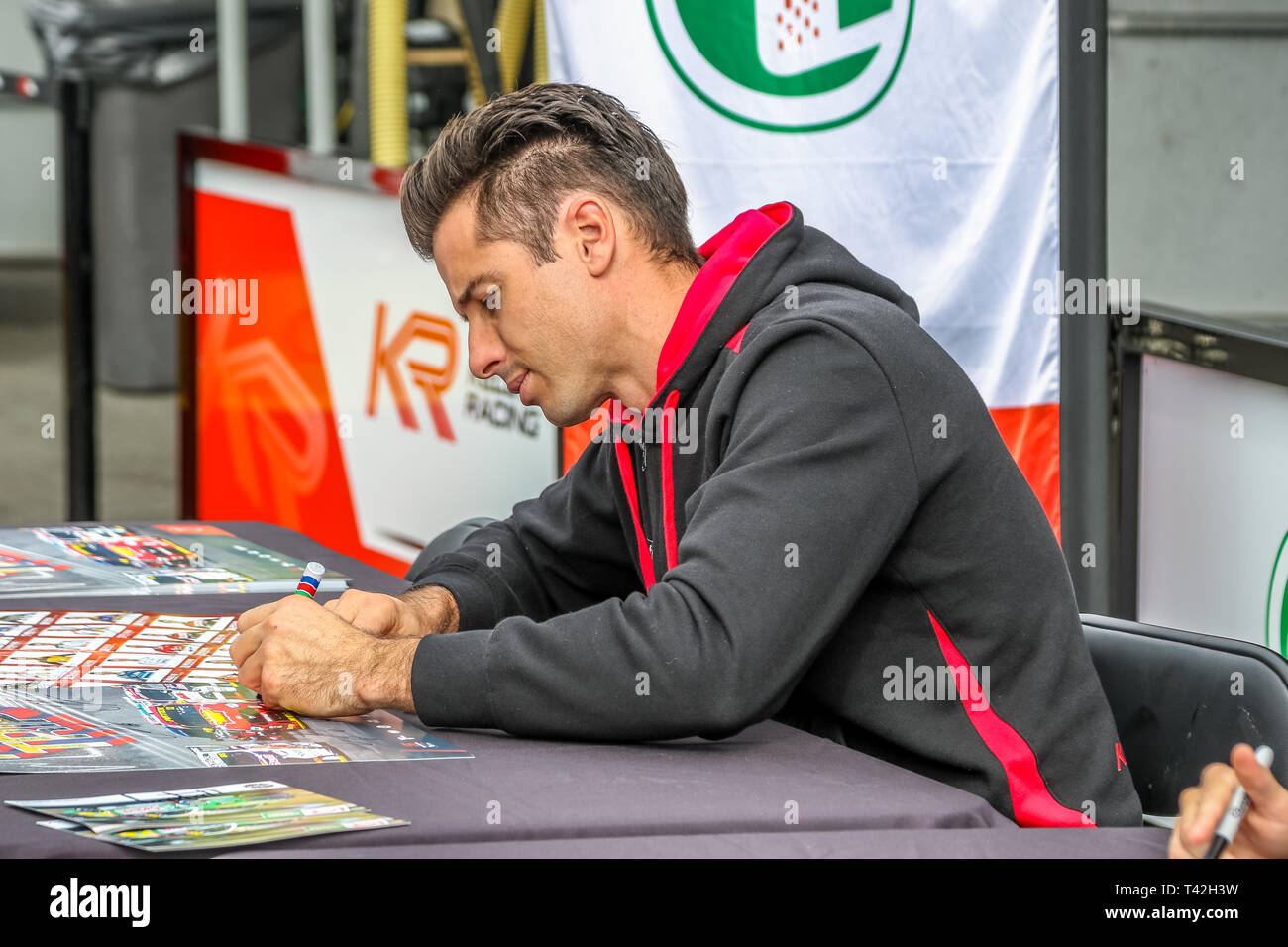 Phillip Island, Victoria, Australia. Xiii Apr, 2019. Vergine Supercars australiano campionato WD40 Phillip Island 500 -Driver sessione di autografi- No.99 Anton De Pasquale racing per Penrite Racing - Erebus Motorsport segni un autografo per un ventilatore. Credito: Brett keating/Alamy Live News Foto Stock