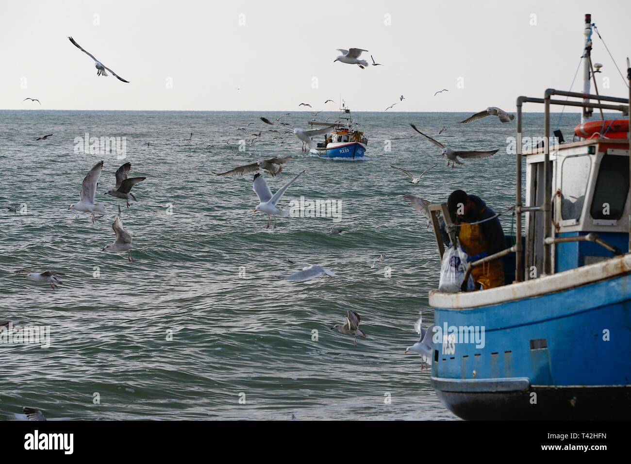 Hastings, East Sussex, Regno Unito. 13 Apr 2019. Regno Unito tempo: Mattina luminosa e fredda in Hastings, Sussex orientale. I pescatori che sono partiti alle 5 di questa mattina sono tornati a riva con il pescato del giorno, Hastings ha la più grande flotta di pesca lanciata sulla spiaggia nel Regno Unito. Pesca barca Hastings. Foto Stock