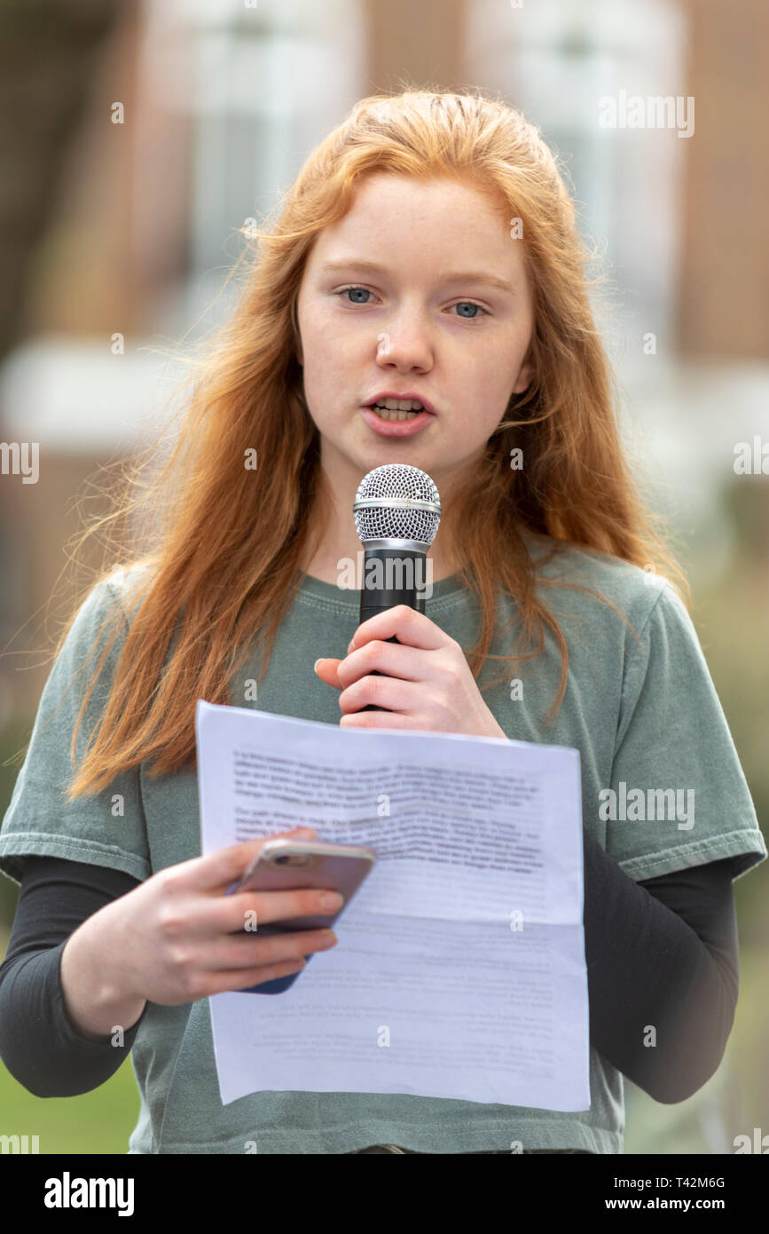 Bella Lack, giovane attivista, che parla ad un rally di protesta per la caccia al trofeo e il commercio d'avorio, Londra, Regno Unito. Ambasciatore dei giovani per la Born Free Foundation Foto Stock