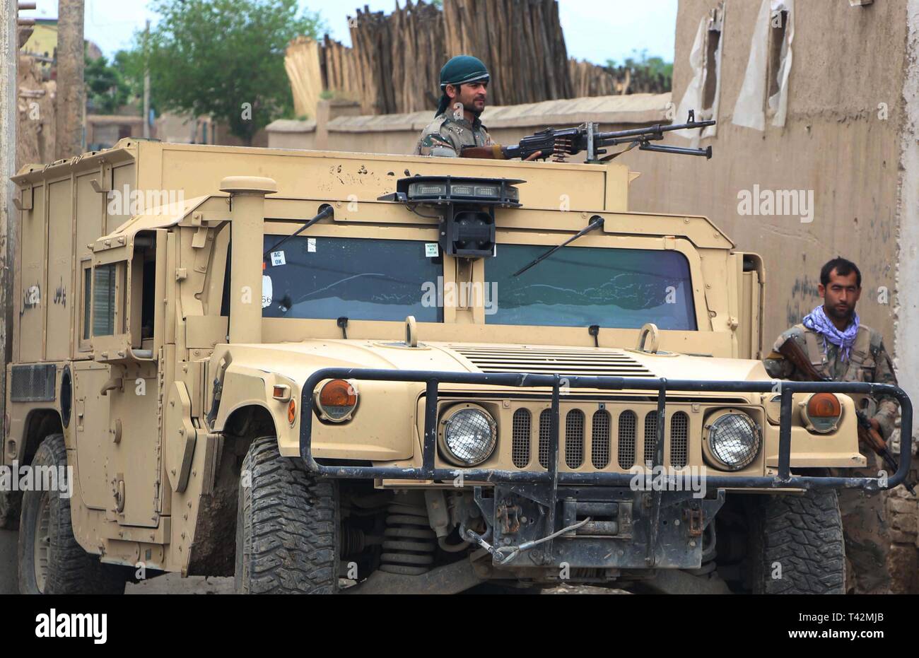 Kunduz. Xiii Apr, 2019. Foto realizzata il 13 aprile 2019 illustra un veicolo militare di sicurezza afgane forza durante una lotta con i talebani nella provincia di Kunduz, Afghanistan. In precedenza il venerdì, i talebani gruppo militante ha annunciato il lancio di un offensiva annuale soprannominato 'al-Fath', che significa 'vittoria' in lingua araba. Credito: Ajmal Kakar/Xinhua/Alamy Live News Foto Stock