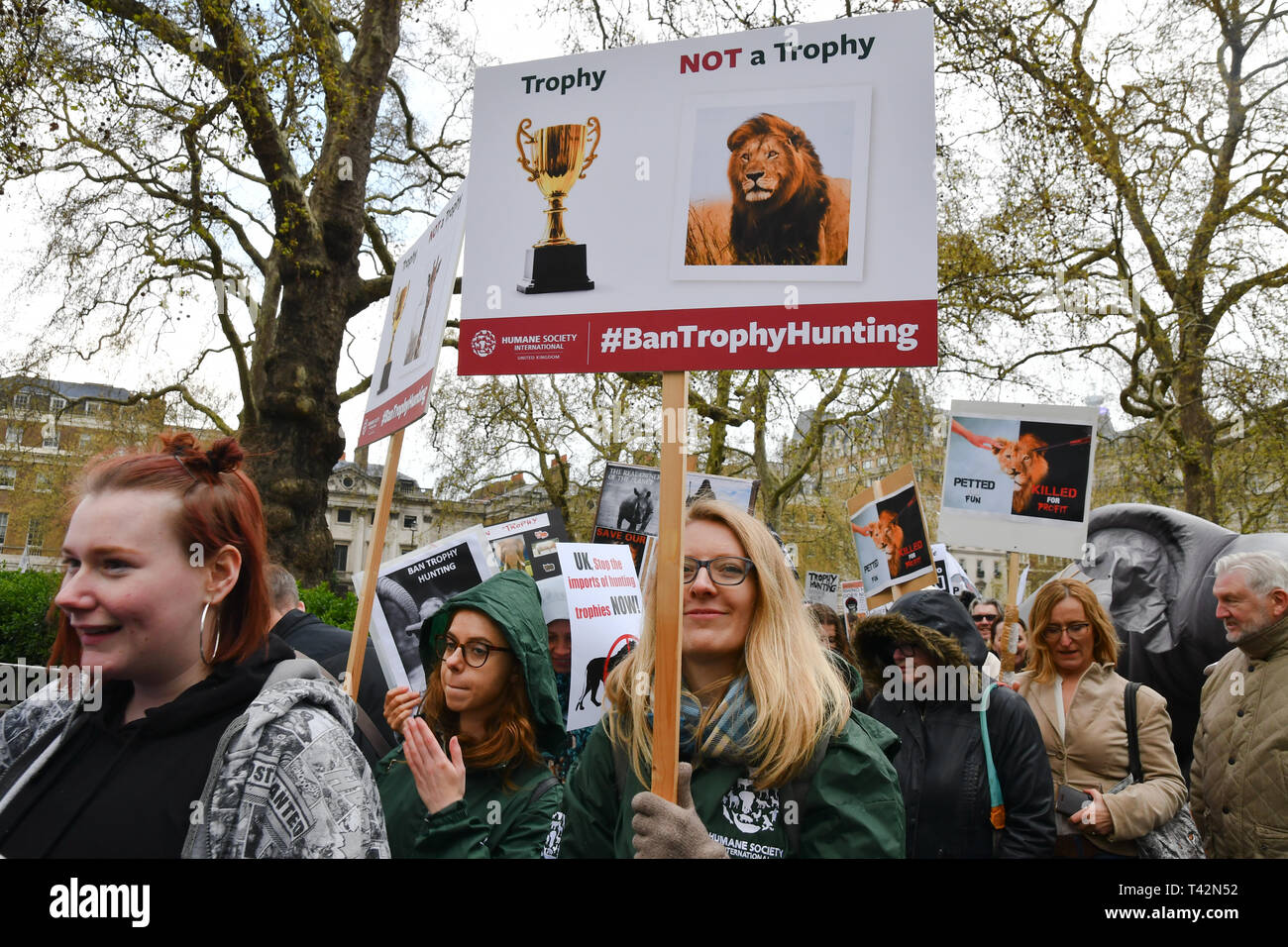 Londra, Regno Unito. Il 13 aprile 2019. Centinaia partecipa alla quinta marcia globale per gli elefanti e rinoceronti marzo contro di estinzione e del trofeo di caccia omicidi e uccisione di animali per macchie di sangue e il commercio di avorio il 13 aprile 2019, Londra, Regno Unito. Credito: Picture Capital/Alamy Live News Foto Stock