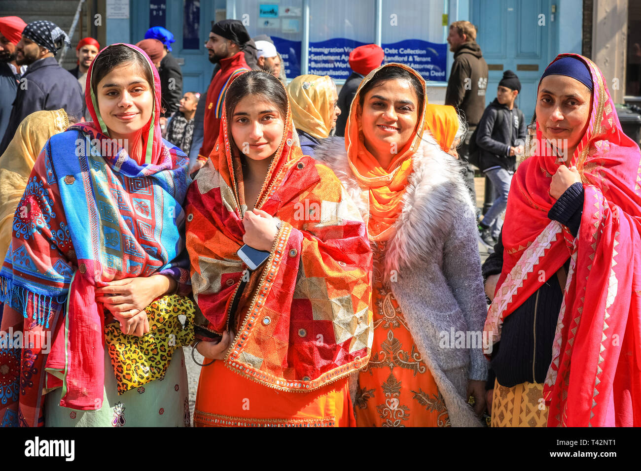 Gravesend, Kent, Regno Unito, 13 aprile 2019. Migliaia di spettatori e visitatori religiosi lungo le strade di Gravesend nel Kent per guardare e partecipare all'annuale Vaisakhi processione. Vaisakhi è celebrato dalla comunità sikh di tutto il mondo. Foto Stock