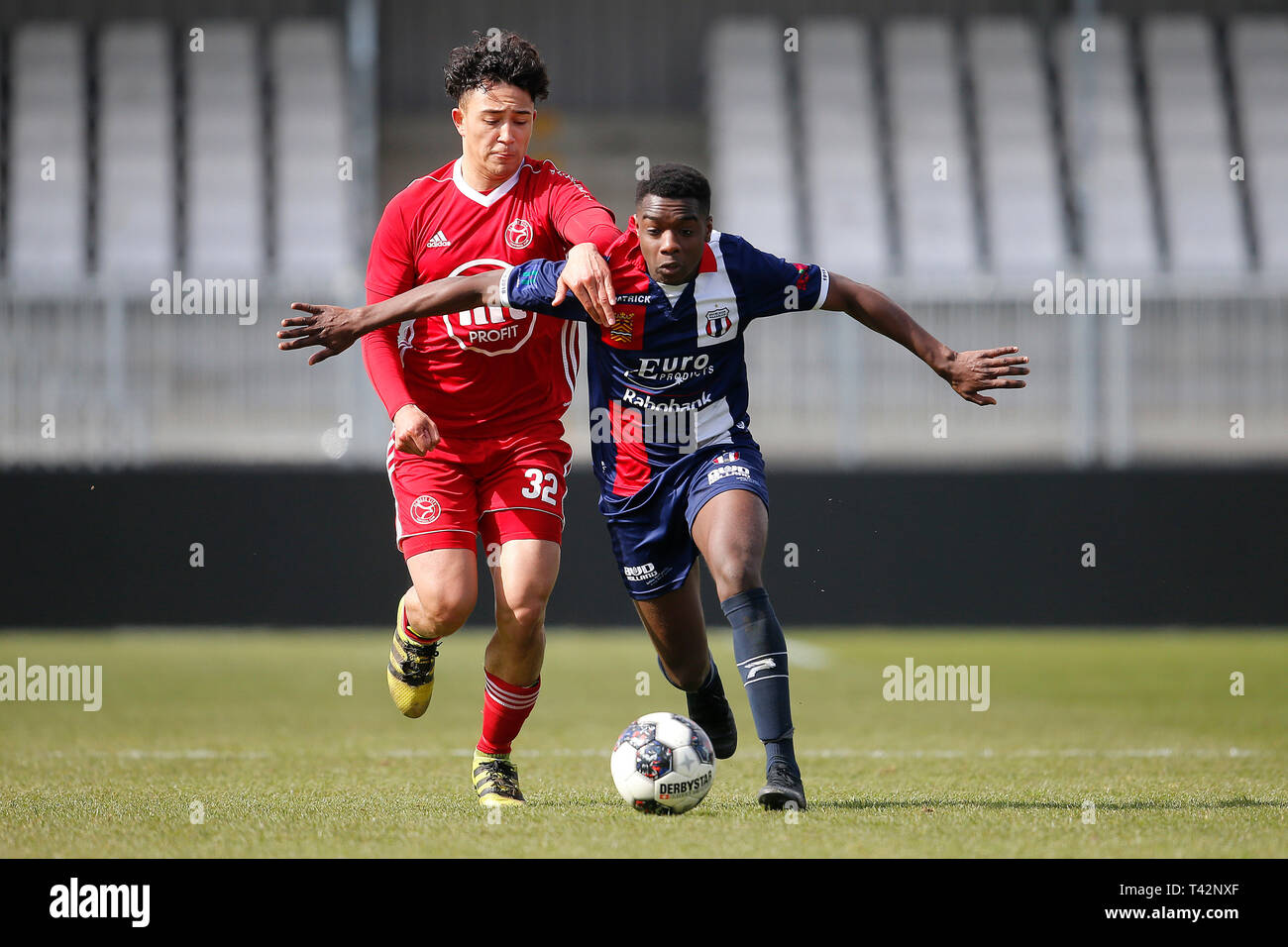 ALMERE, 13-04-2019, Yanmar Stadium, stagione 2018 / 2019, olandese Tweede Divisie, Jong Almere City FC player Ruggero Mannes e Excelsior Maassluis player Sekou Sylla durante il match Jong Almere City FC - Excelsior Maassluis. Credito: Pro scatti/Alamy Live News Credito: Pro scatti/Alamy Live News Credito: Pro scatti/Alamy Live News Credito: Pro scatti/Alamy Live News Foto Stock