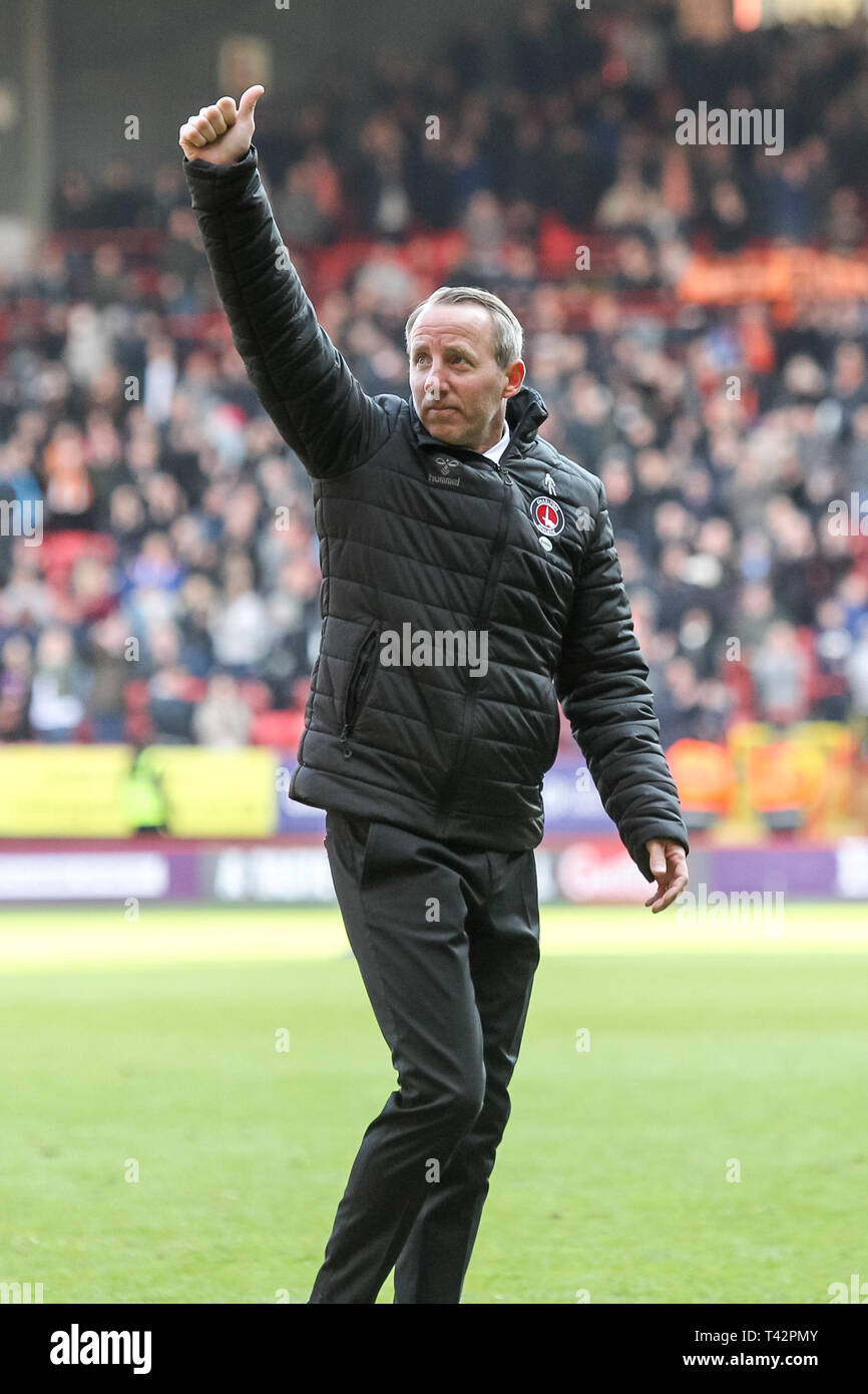 La Valle di Londra, Inghilterra. Il 13 aprile 2019. Charlton Athletic Manager Lee Bowyer saluta i tifosi di casa durante il cielo EFL scommettere League 1 match tra Charlton Athletic e il centro di Luton a valle, Londra, Inghilterra il 13 aprile 2019. Foto di Ken scintille. Solo uso editoriale, è richiesta una licenza per uso commerciale. Nessun uso in scommesse, giochi o un singolo giocatore/club/league pubblicazioni. Foto Stock