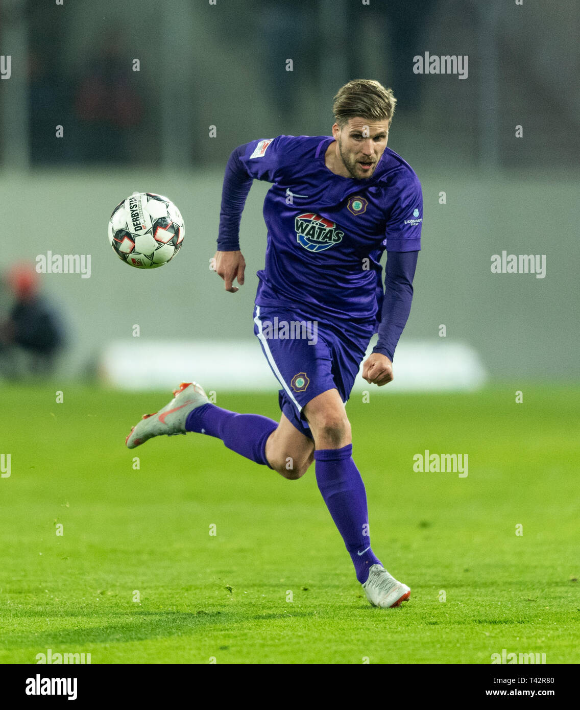 Aue, Germania. Xii Apr, 2019. Calcio: Seconda Bundesliga, Erzgebirge Aue - 1FC Heidenheim, XXIX Giornata nel Sparkassen-Erzgebirgsstadion. Philipp Aues Zulechner sulla sfera. Credito: Robert Michael/dpa-Zentralbild/dpa - NOTA IMPORTANTE: In conformità con i requisiti del DFL Deutsche Fußball Liga o la DFB Deutscher Fußball-Bund, è vietato utilizzare o hanno utilizzato fotografie scattate allo stadio e/o la partita in forma di sequenza di immagini e/o video-come sequenze di foto./dpa/Alamy Live News Foto Stock