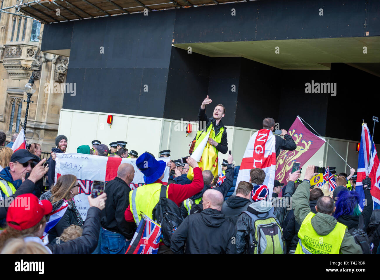 "Vogliamo che il nostro paese indietro', i manifestanti radunati in Piazza del Parlamento al di fuori della sede del parlamento di Westminster arrabbiato con il Regno Unito che non hanno ancora lasciato l'Unione europea. I dimostranti si sentono che il governo del Regno Unito non è conforme con il voto democratico di 17,4 milioni di persone, con molte minacce di violenza deve il sondaggio il voto di non essere rispettato Foto Stock