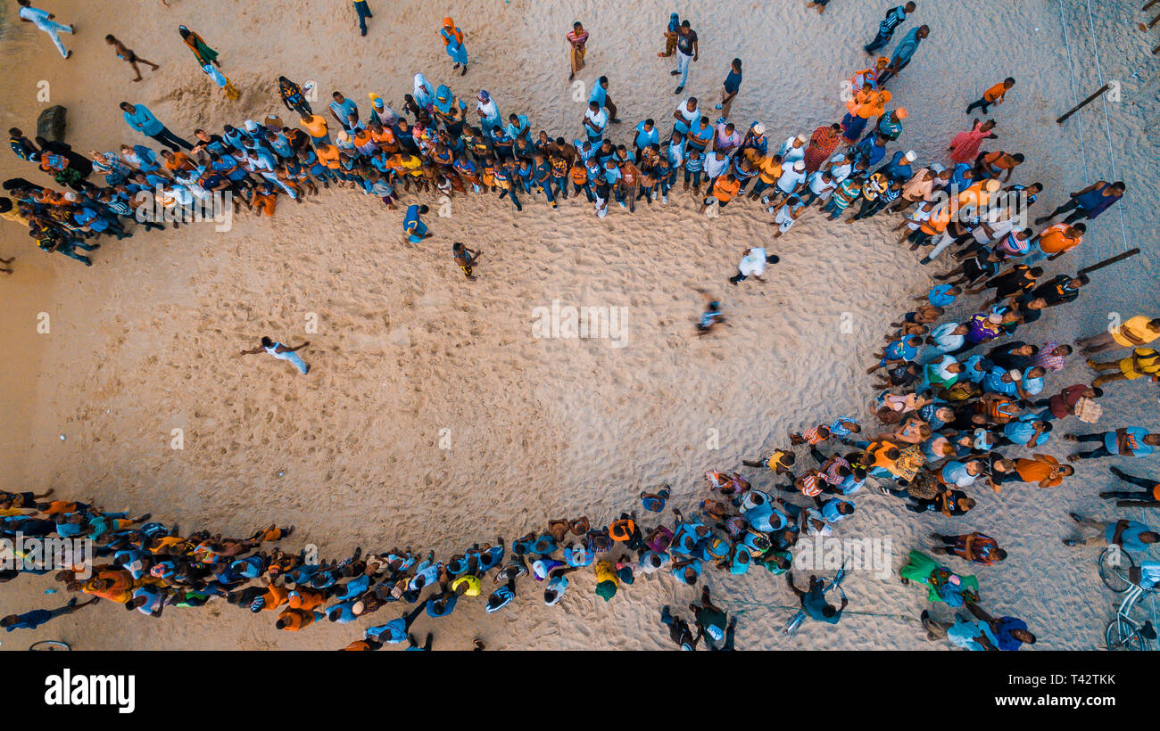 Acrobati spiaggia divertimento a Zanzibar Foto Stock