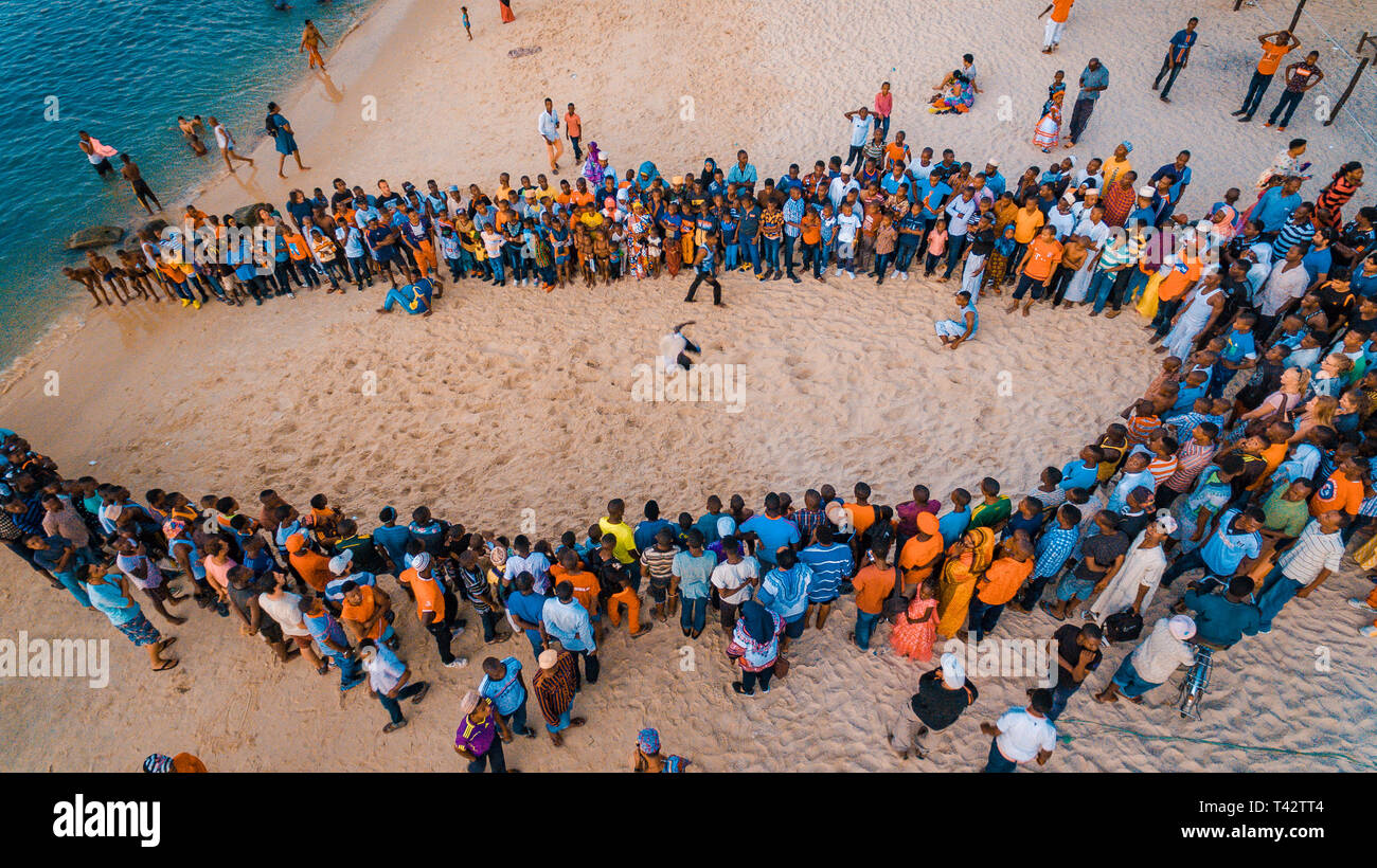 Acrobati spiaggia divertimento a Zanzibar Foto Stock