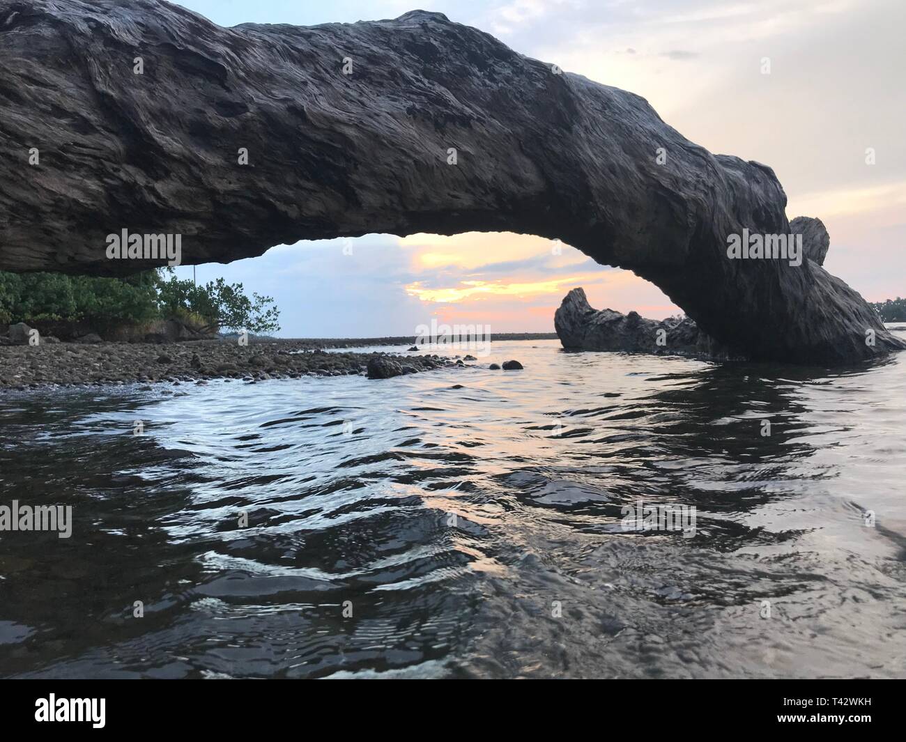 Tramonto nel villaggio Nusi, Nabire Papua Indonesia. Sun andare giù quando ho superato quella spiaggia. Foto Stock