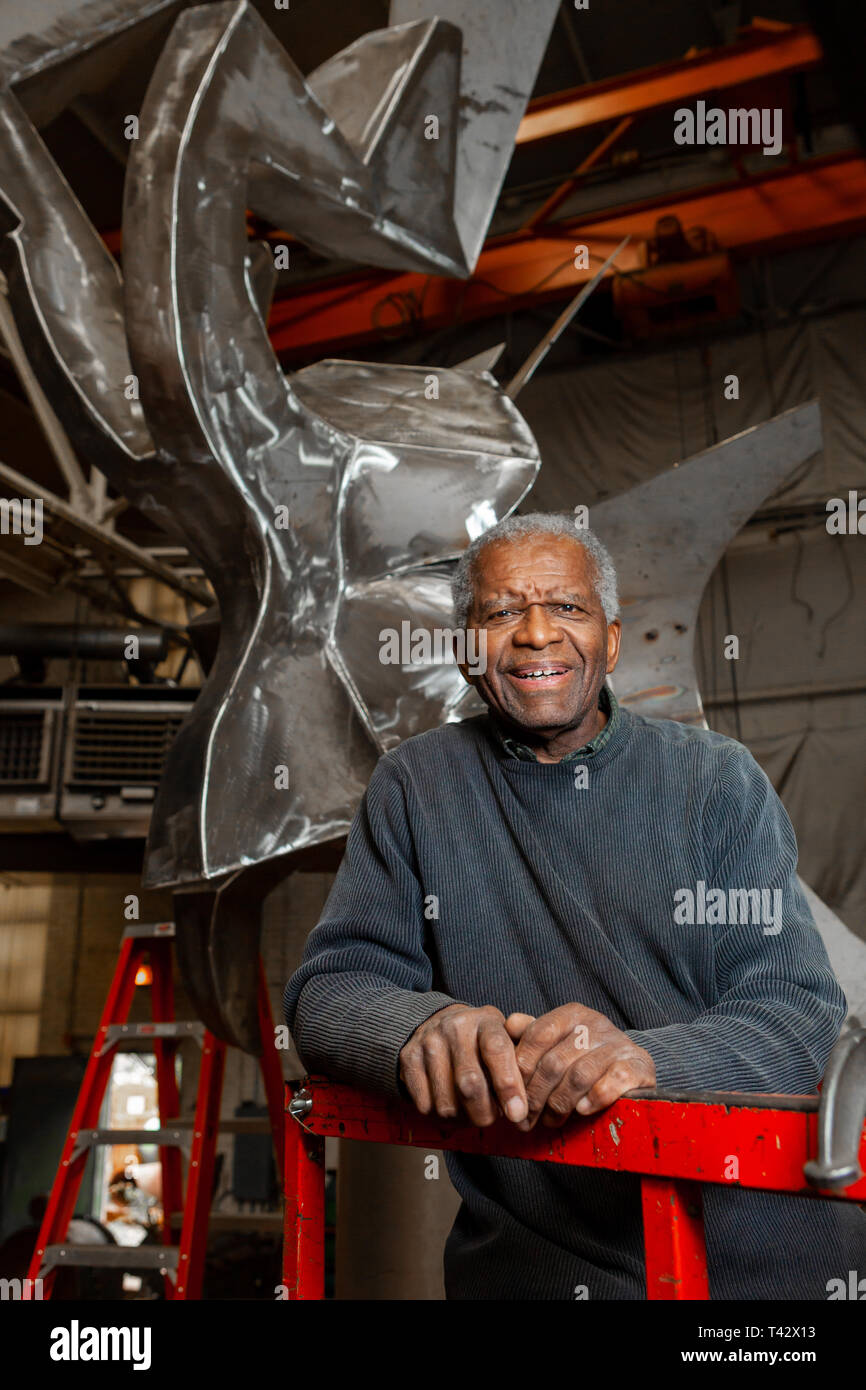 Scultore Richard Hunt presso il suo studio di Chicago. Foto Stock