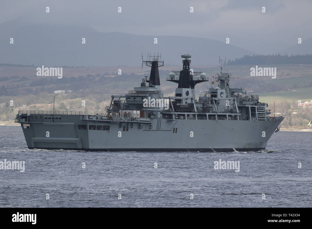 HMS Albion (L14), un'Albion-classe assalto anfibio nave azionato dalla Royal Navy, passando Gourock sul suo arrivo per esercitare congiuntamente il guerriero 19-1. Foto Stock