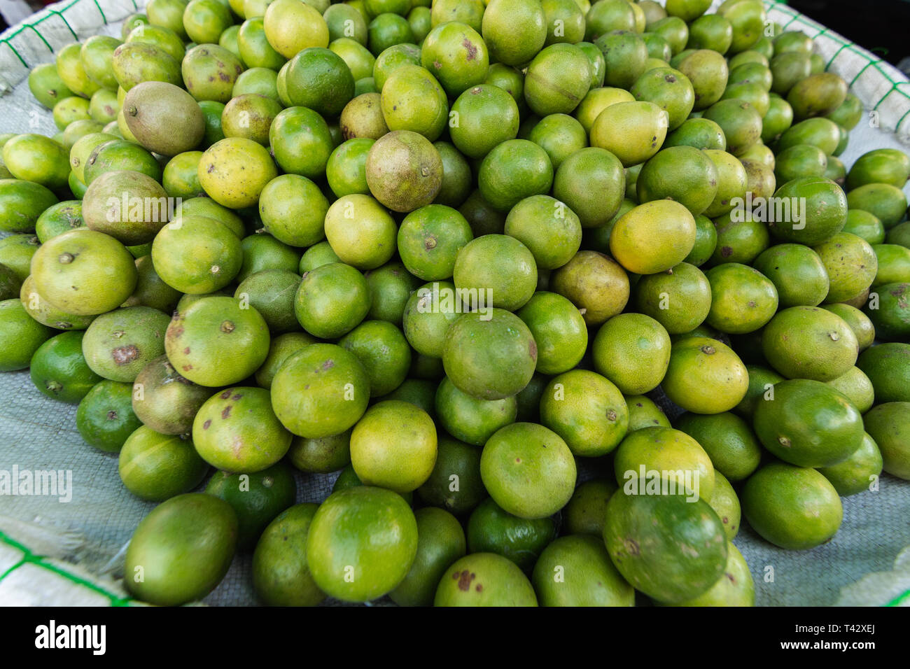 Pila di limes sul mercato Foto Stock
