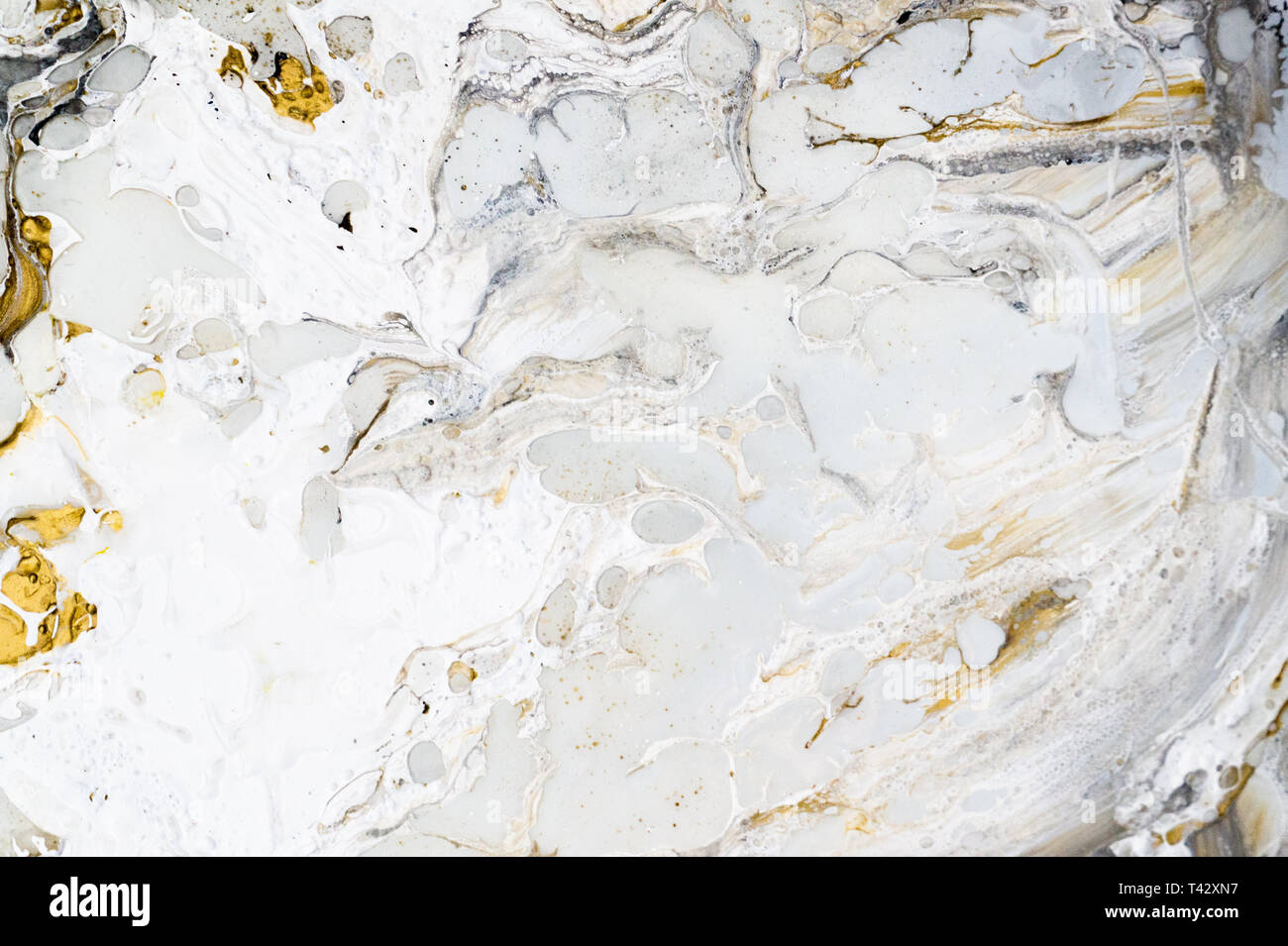 Sfondo marmo texture con oro, nero, grigio e bianco colori, mediante colata in acrilico di medie tecnica. Utile come uno sfondo. Foto Stock