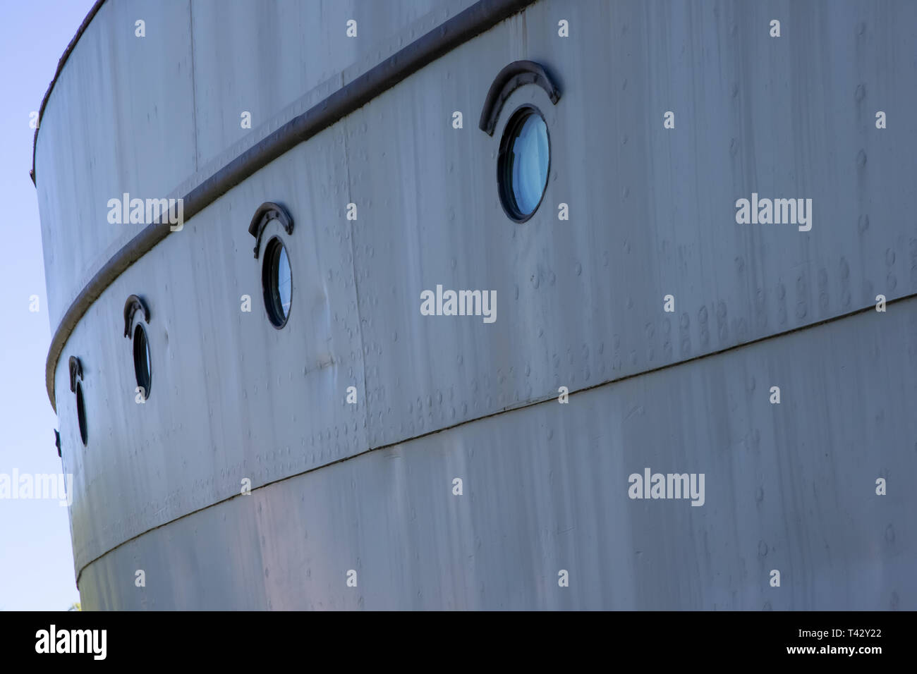Il lato di una grande nave in acciaio dotato di oblò per windows Foto Stock