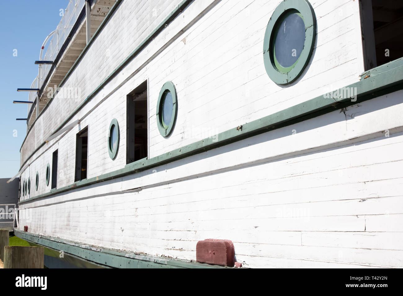 Il lato di un vintage di nave di legno dotate di porte e finestre ad oblò Foto Stock