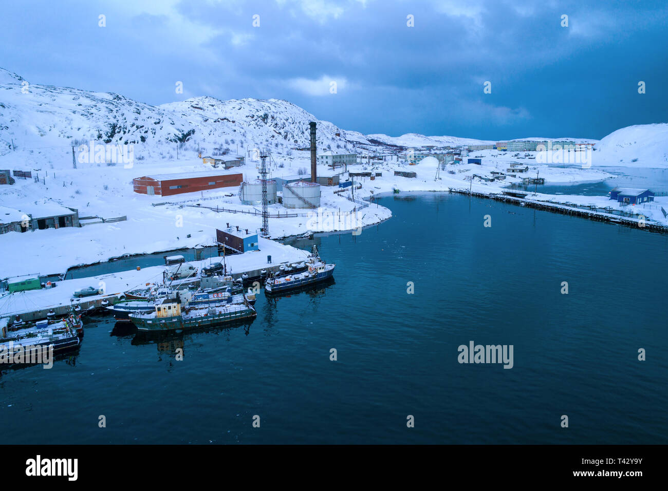 Febbraio mattina nel fiume porta antenna (indagine). Teriberka, regione di Murmansk. La Russia Foto Stock