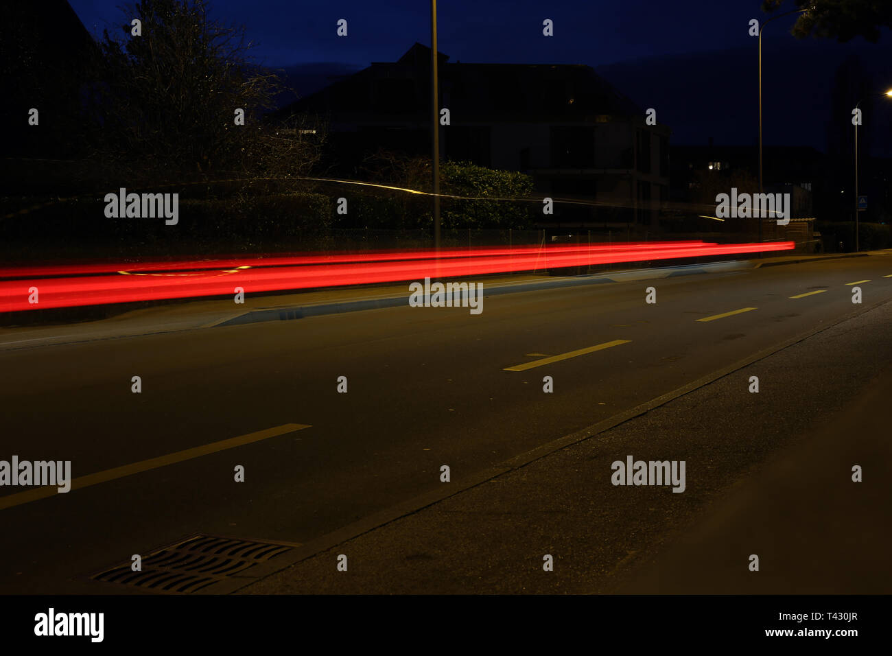 Foto astratte di traffico notturno. È possibile vedere la luce colorata linee in un ambiente buio. Fotografato a Nyon, Svizzera durante la primavera. Foto Stock