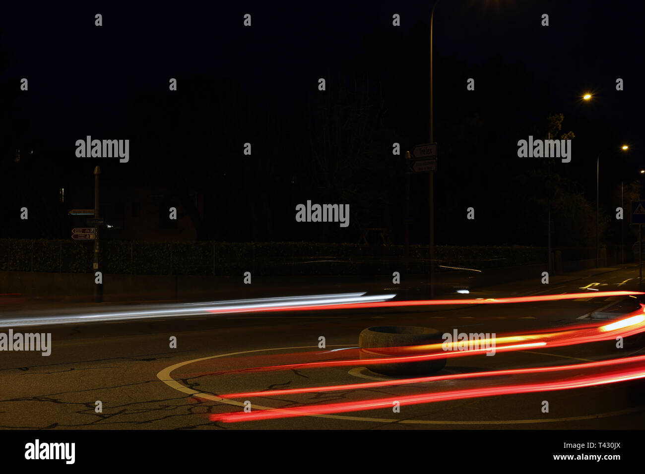 Foto astratte di traffico notturno. È possibile vedere la luce colorata linee in un ambiente buio. Fotografato a Nyon, Svizzera durante la primavera. Foto Stock