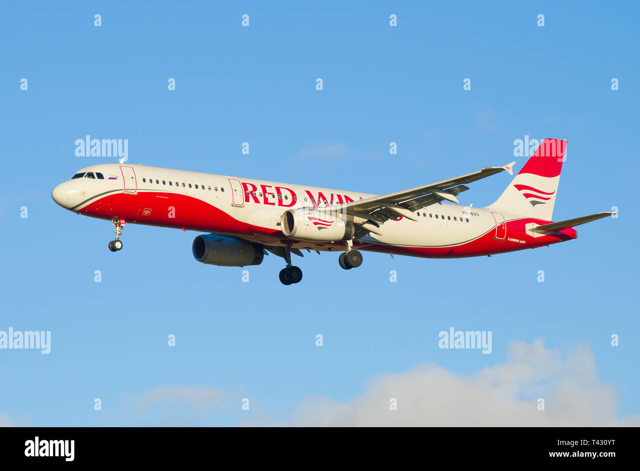 ST. PETERSBURG, Russia - 25 ottobre 2018: l'Airbus A321-200 (VP-BVO) delle ali di colore rosso in prossimità della compagnia aerea fino contro lo sfondo del cielo blu Foto Stock