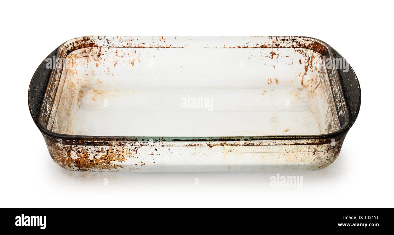 Vecchio svuotare il vetro sporco vassoio da forno isolato su bianco Foto Stock