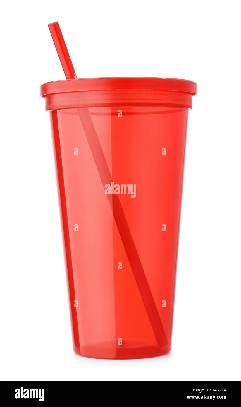 Vista frontale del rosso riutilizzabile tazza in plastica con coperchio e paglia isolato su bianco Foto Stock