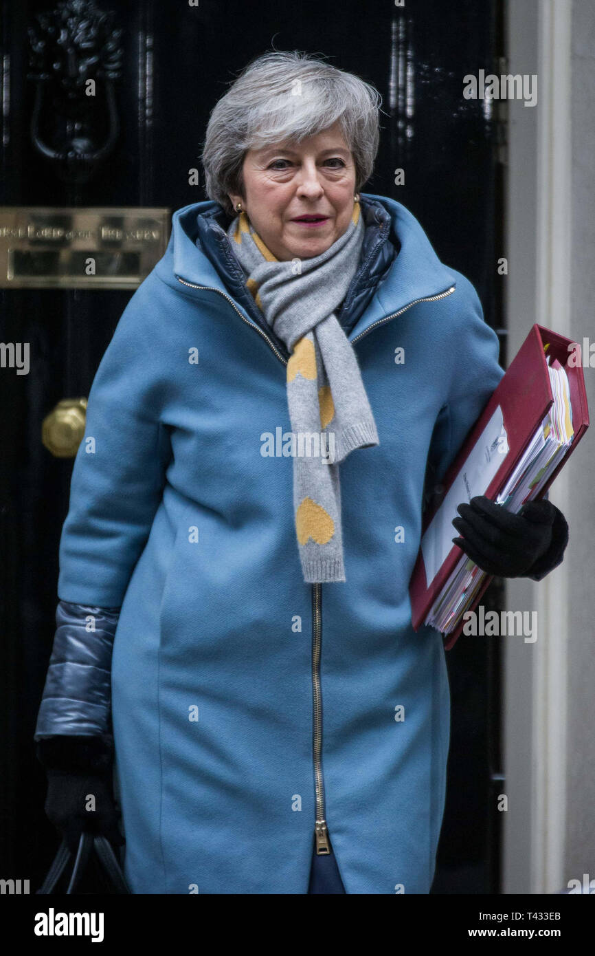 Il primo ministro Theresa Maggio, parte da Downing Street per PMQs. Dotato di: Theresa Maggio dove: Londra, Regno Unito quando: 13 Mar 2019 Credit: Wheatley/WENN Foto Stock