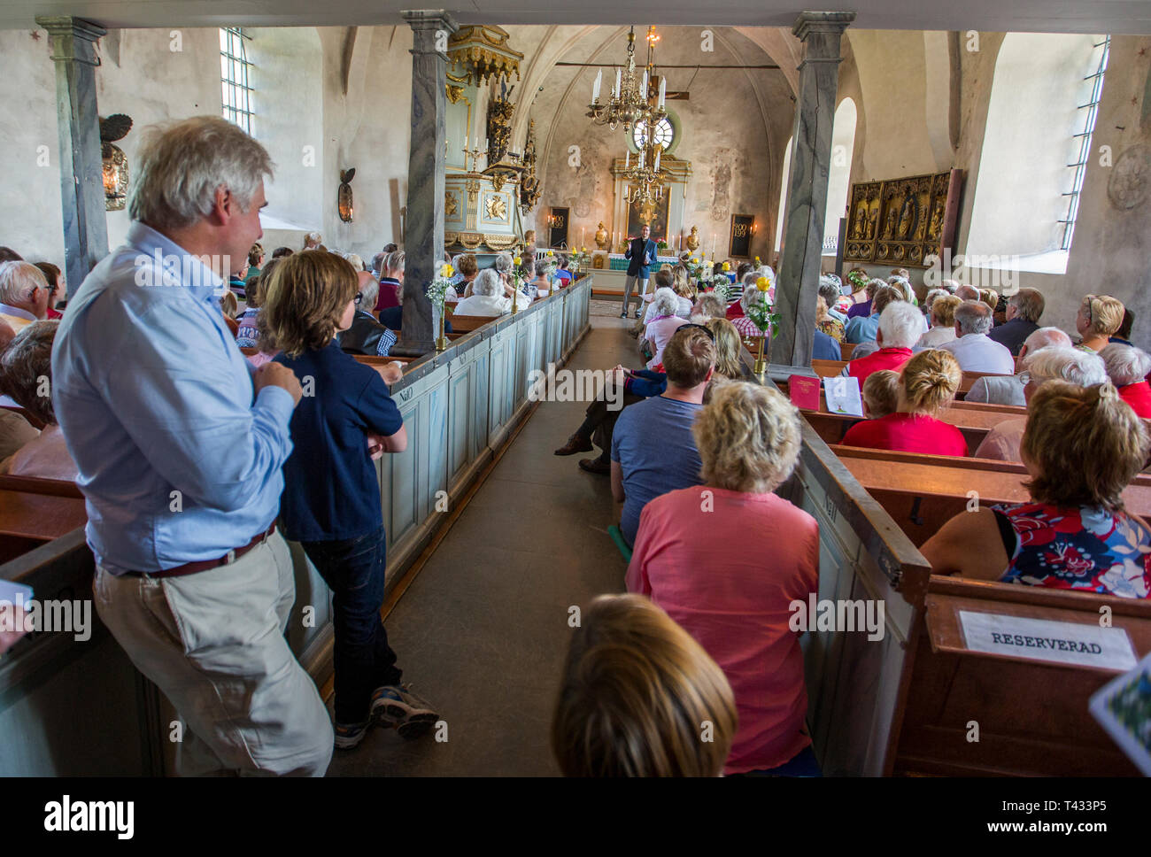 La celebrazione della festa di mezzanotte con la celebrazione della festa di mezzanotte in chiesa Fresta, Upplands Väsby, Svezia. Foto Stock