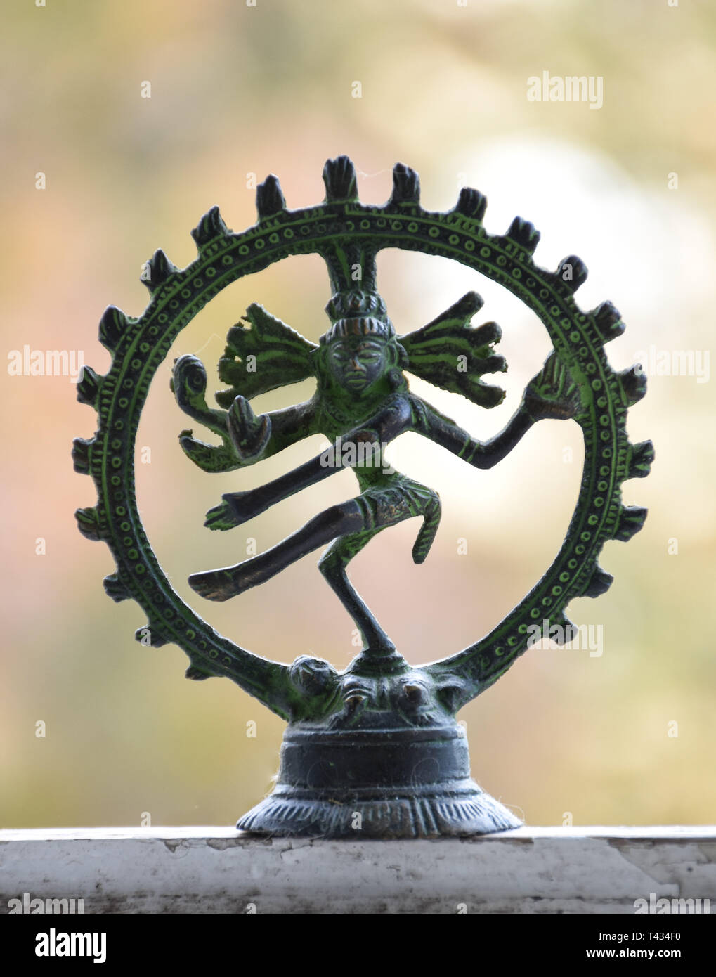 Vista frontale di una statuetta in bronzo di la danza di Shiva - Nataraja, con egdes patinato Foto Stock