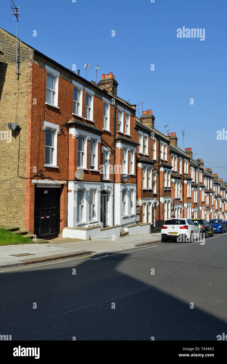 A schiera case residenziali, Teatro Street, Clapham Junction, Battersea, a sud ovest di Londra, Regno Unito Foto Stock