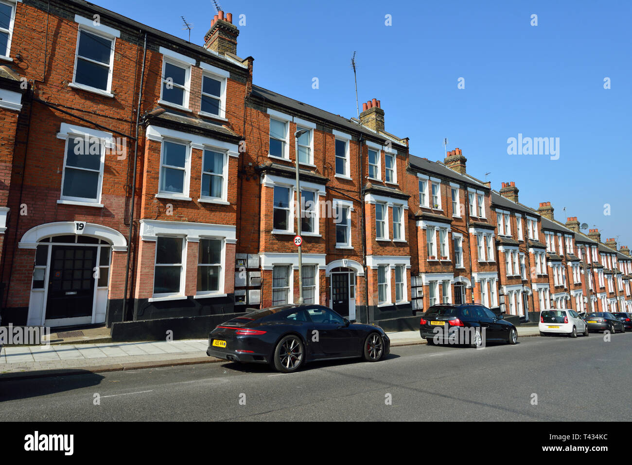 A schiera case residenziali, Teatro Street, Clapham Junction, Battersea, a sud ovest di Londra, Regno Unito Foto Stock