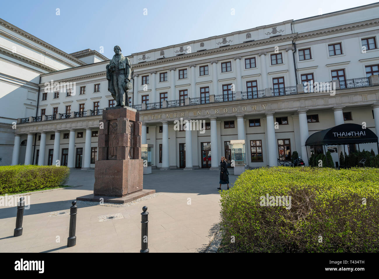 Varsavia, Polonia. Aprile, 2019. la statua di Wojciecha Bogusławskiego di fronte nazionale polacca di edificio Opera Foto Stock