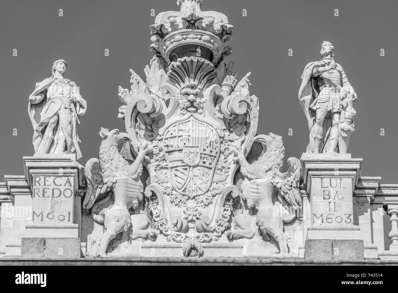 Madrid Royal Palace (Palacio Real) Top facciata Orientale. Recaredo e Ervigio visigoth affini. Stemma di Filippo V, con i collari delle ordinazioni di t Foto Stock