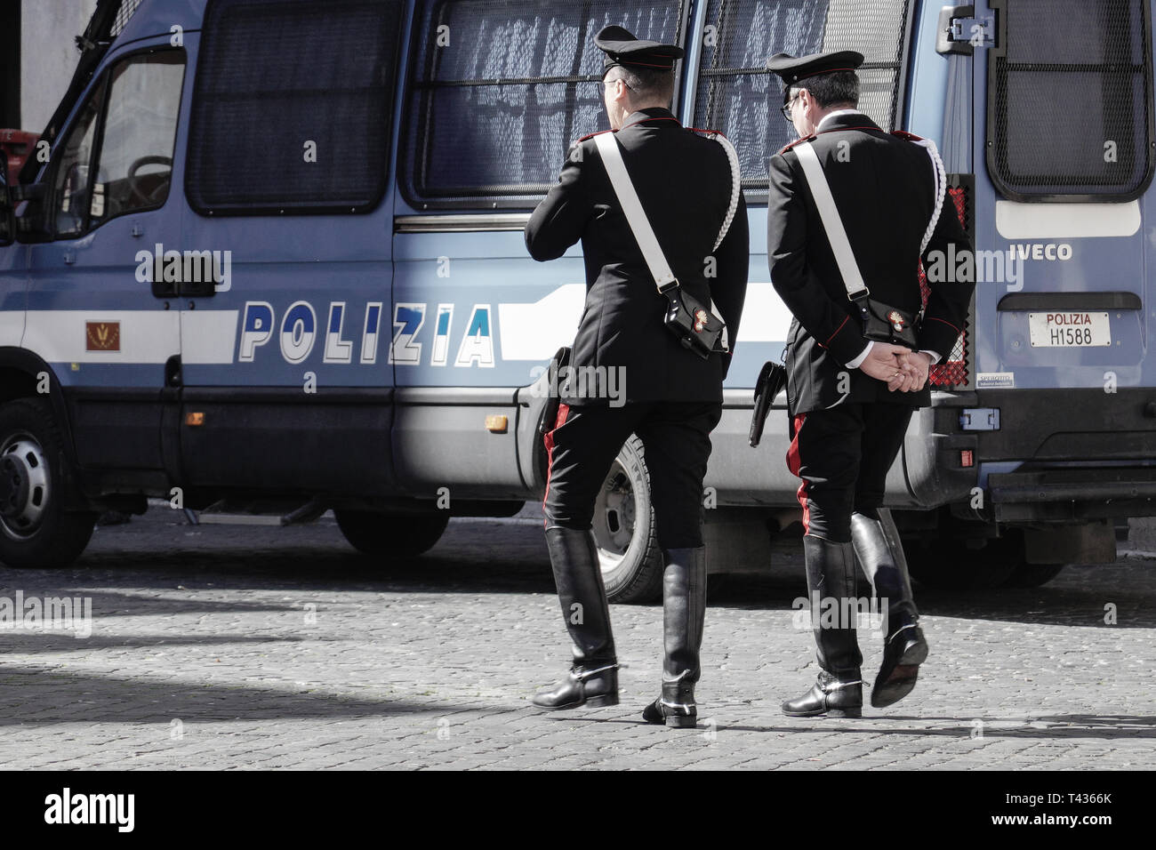 Poliziotti di guardia dell'ingresso a Palazzo Chigi palazzo in Piazza Colonnia Square. L edificio è un palazzo del XVI secolo che ora serve come offi Foto Stock