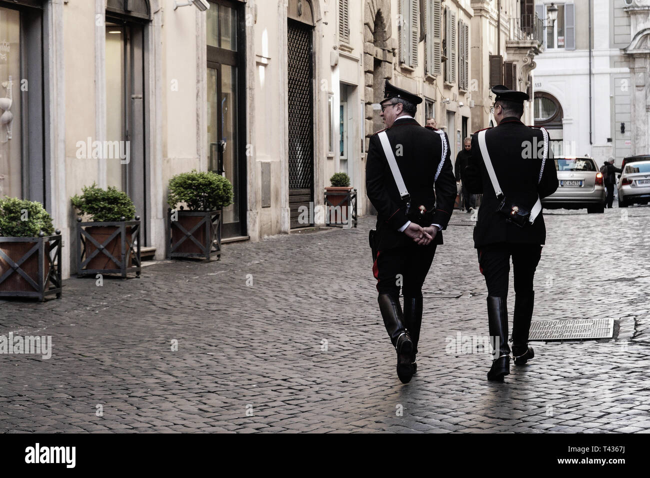 Poliziotti di guardia dell'ingresso a Palazzo Chigi palazzo in Piazza Colonnia Square. L edificio è un palazzo del XVI secolo che ora serve come offi Foto Stock