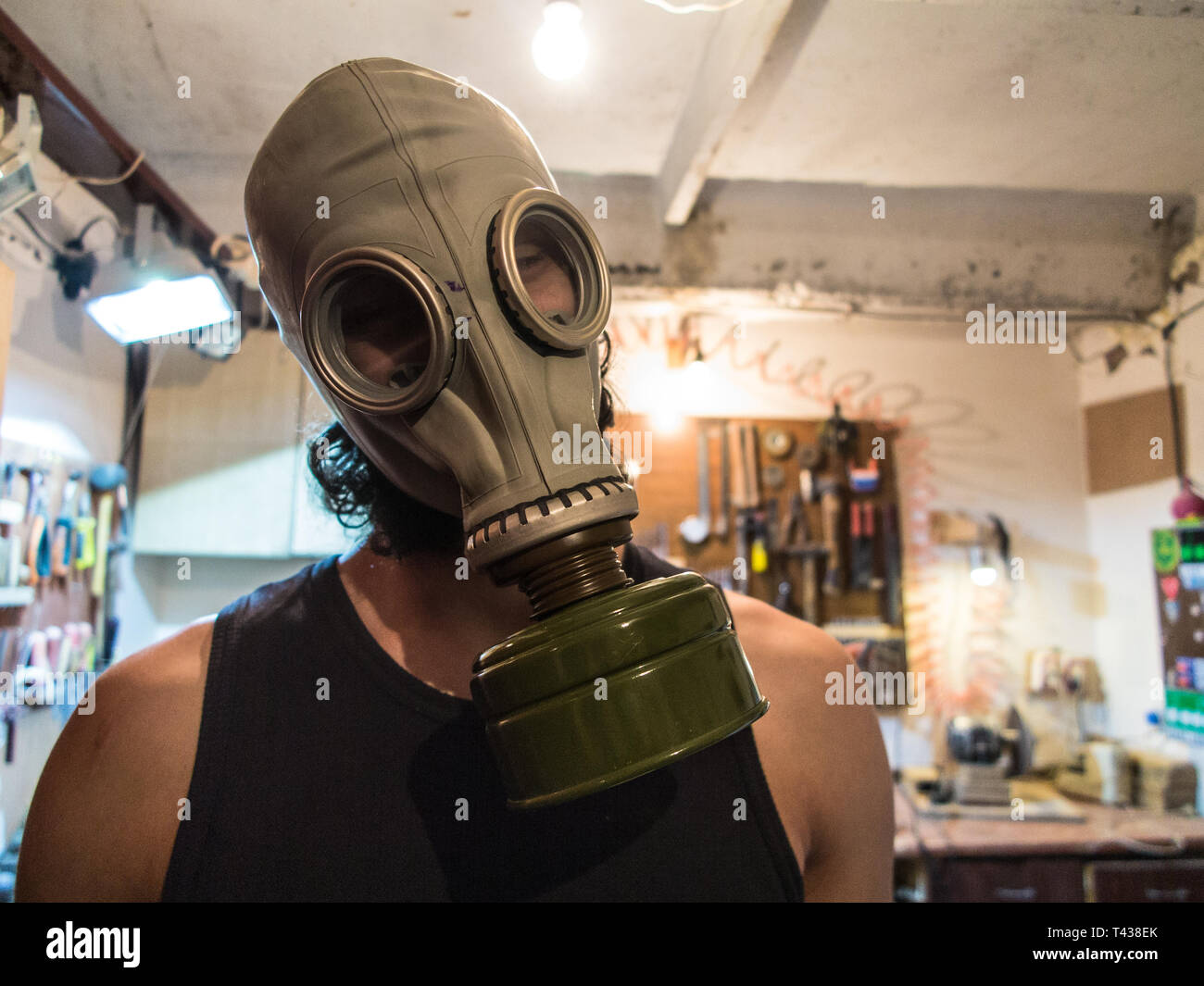 Un controllo di peste Lavoratore che indossa una maschera e il cofano, tuta  protettiva e doppi filtri aria tenendo un flessibile per aiutare a  sterminare Foto stock - Alamy