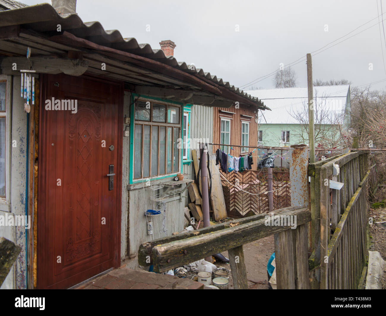 Casa abbandonata nel villaggio ucraino Foto Stock