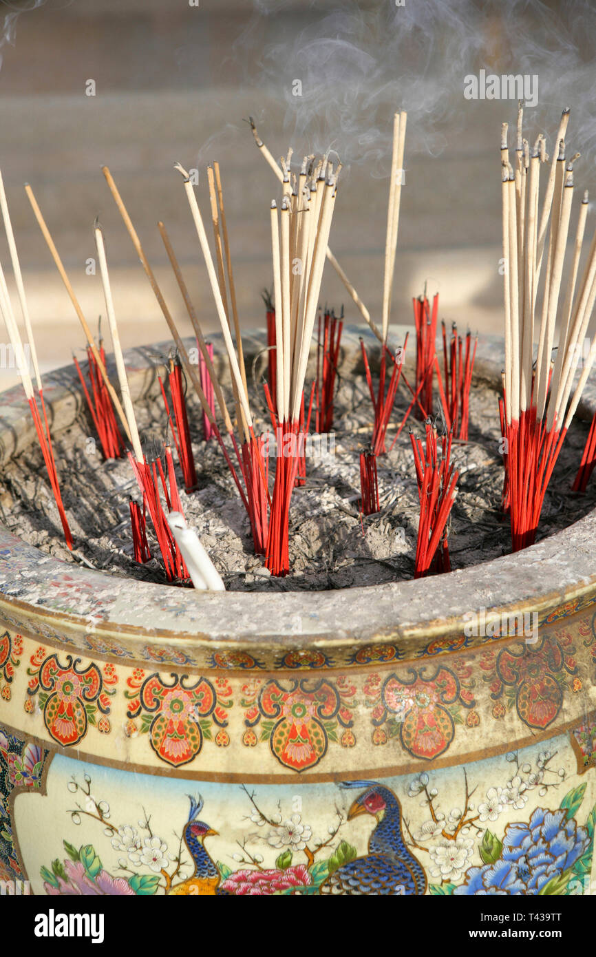 Bastoncini di incenso in un tempio di Songkhla, Thailandia, Sud-est asiatico, in Asia Foto Stock