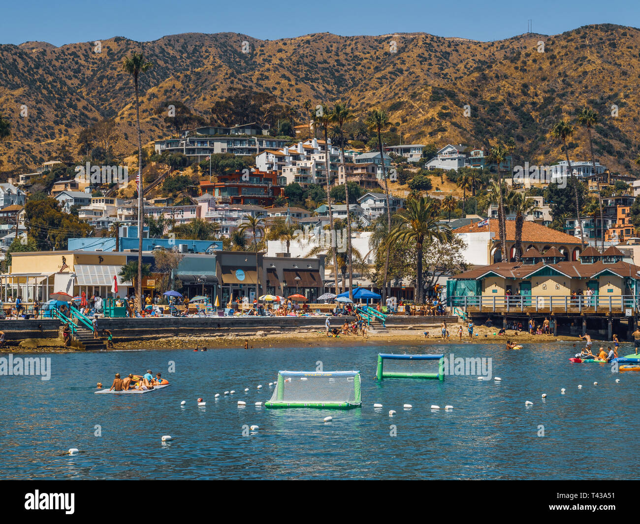 Seascape nel porto di Avalon guardando verso la spiaggia e la piccola città. Isola Catalina, 29 giugno 2017 Foto Stock