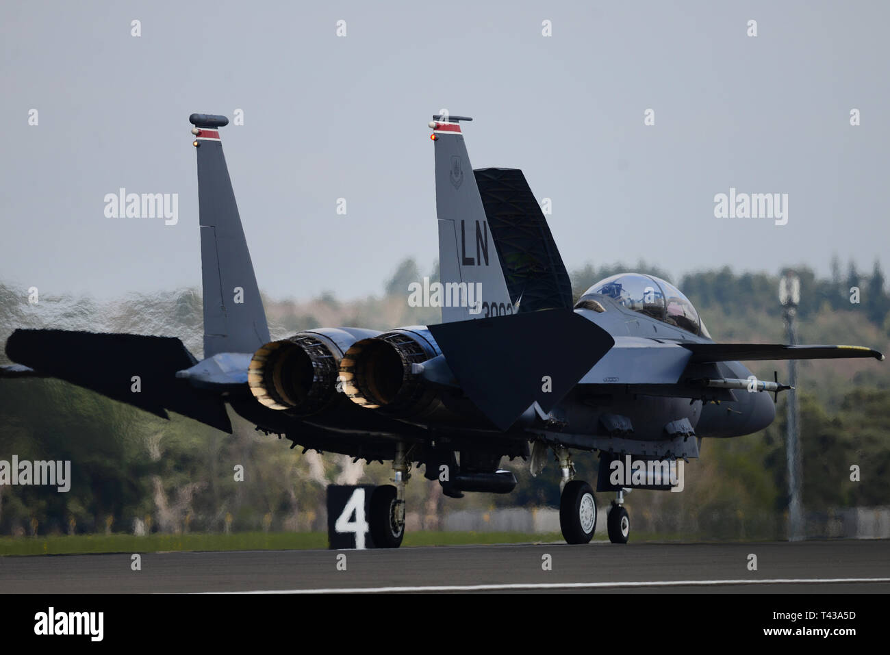 Un F-15E Strike Eagle assegnato alla 494th Fighter Squadron terre, 11 Aprile presso il Royal Air Force Lakenheath, Inghilterra. Il 494th conduce alla formazione di routine giornaliera per garantire RAF Lakenheath porta aria uniche capacità di combattimento per la lotta quando sono chiamati dalla United States Air Forces in forze Europe-Air Africa. (U.S. Air Force photo/ Tech. Sgt. Matteo Plew) Foto Stock